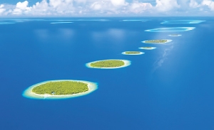 Pogled na koralna ostrva iz vaduha, prekrivena zelenilom