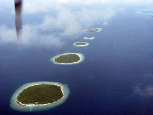 Koralana ostrva viđena iz vazduha, okružena bistrom vodom 